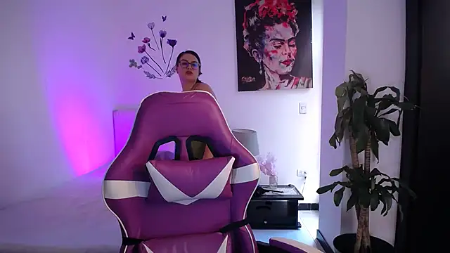 Snapshot of esmeraldaa230 chatting on February 23, 2026, 7:33 pm esmeraldaa230 online show from February 23, 2026, 7:33 pm