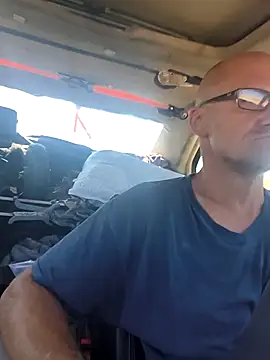 Snapshot of FloppyPickle4u chatting on March 18, 2026, 6:33 pm FloppyPickle4u online show from March 18, 2026, 6:33 pm