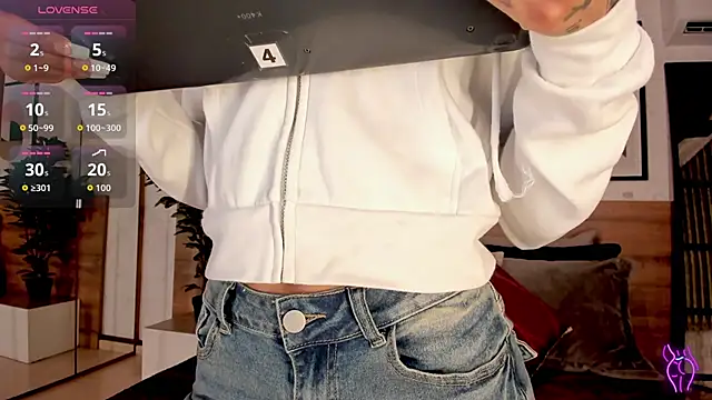 LunaRuso online show from October 3, 2025, 8:06 pm