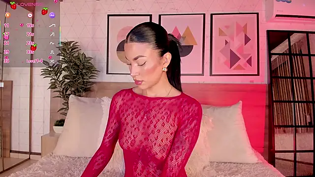 LunaRuso online show from February 16, 2026, 7:43 pm