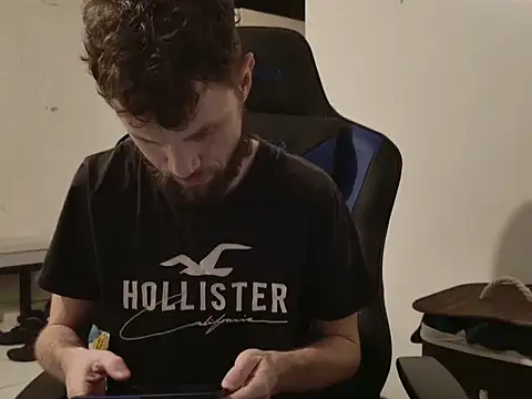 Snapshot of Talenjames4 chatting on December 1, 2025, 1:32 am Talenjames4 online show from December 1, 2025, 1:32 am