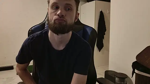 Snapshot of Talenjames4 chatting on December 5, 2025, 1:47 am Talenjames4 online show from December 5, 2025, 1:47 am