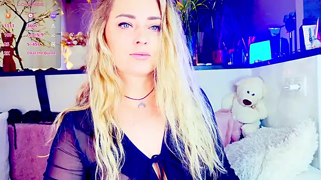  JuliaSpace  online show from May 6, 2026, 4:45 pm