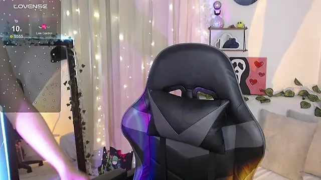 mily thomson b  online show from November 27, 2025, 7:49 pm