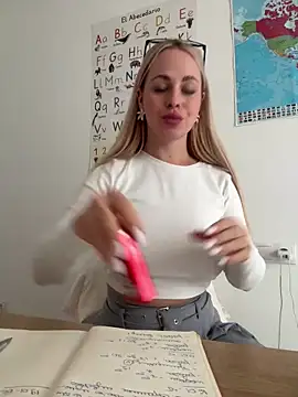 streetdoll online show from January 19, 2025, 4:04 pm
