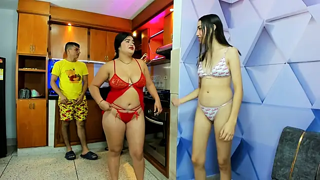 Snapshot of royalgirls_x chatting on January 22, 2025, 1:53 pm royalgirls x online show from January 22, 2025, 1:53 pm