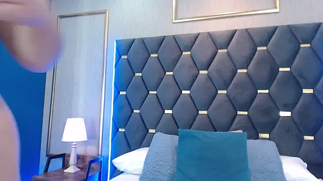 ThaniaJones online show from December 3, 2025, 12:03 pm