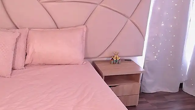 ValleryC online show from September 19, 2025, 1:34 pm