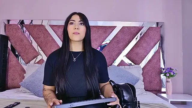 Snapshot of PaulinaDuarte chatting on June 22, 2026, 12:35 pm PaulinaDuarte online show from June 22, 2026, 12:35 pm