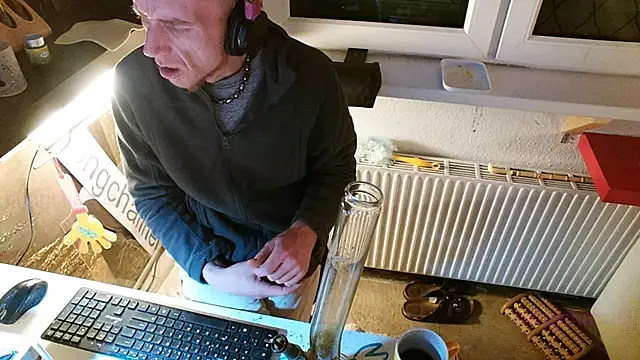 Snapshot of BongChannel chatting on January 13, 2025, 2:18 am BongChannel online show from January 13, 2025, 2:18 am