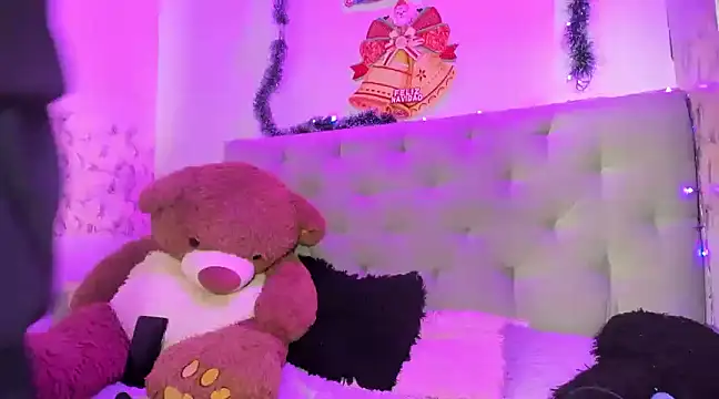 Snapshot of Emma-Wilson chatting on December 18, 2024, 10:51 am Emma-Wilson online show from December 18, 2024, 10:51 am