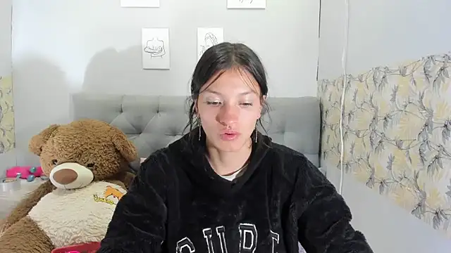 Snapshot of Emma-Wilson chatting on January 8, 2025, 4:55 am Emma-Wilson online show from January 8, 2025, 4:55 am