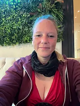 MoniqueLaFee online show from September 27, 2025, 7:57 am