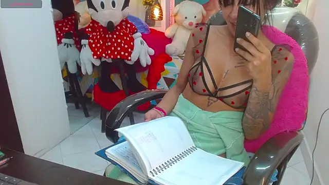 Snapshot of lorenapinto chatting on March 12, 2025, 12:10 am lorenapinto online show from March 12, 2025, 12:10 am