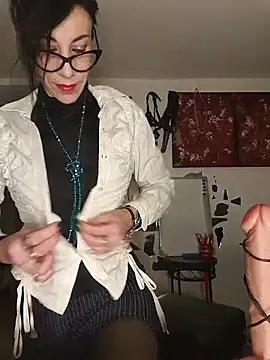 freyamoret online show from May 6, 2026, 1:57 am