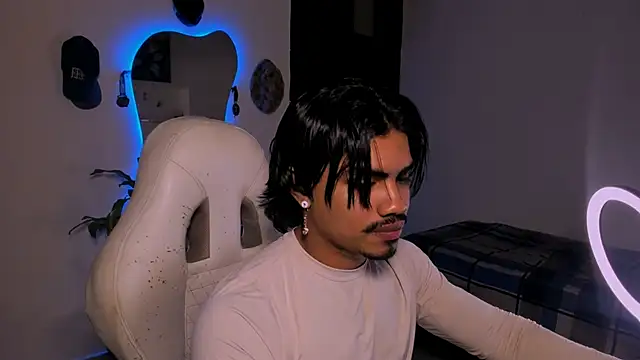 Snapshot of Young_laroi chatting on January 10, 2025, 7:04 am Young laroi online show from January 10, 2025, 7:04 am