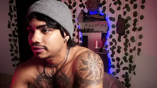 Snapshot of Young_laroi chatting on September 26, 2025, 5:55 am Young laroi online show from September 26, 2025, 5:55 am