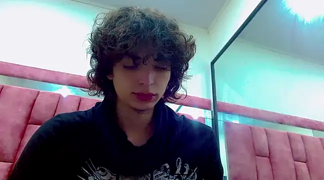 Snapshot of Sr_BonnyEthan chatting on February 3, 2025, 1:30 pm Sr BonnyEthan online show from February 3, 2025, 1:30 pm