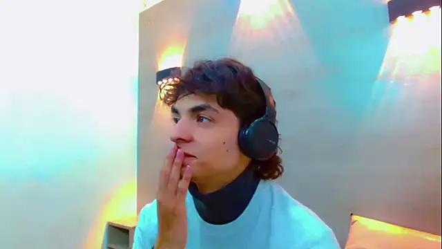 Sr BonnyEthan online show from December 4, 2025, 2:04 pm