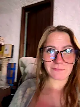 selenaluvv online show from November 26, 2025, 4:08 pm