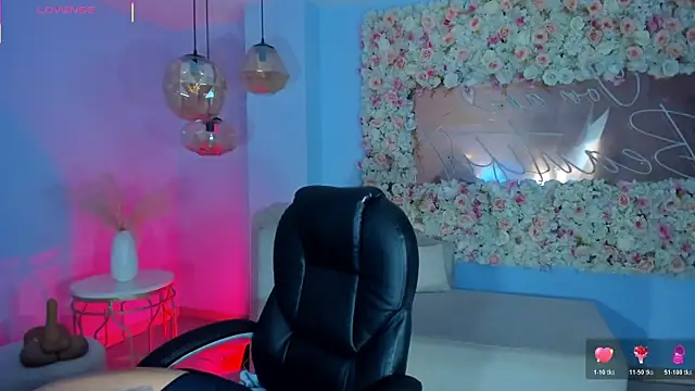 AlessaRomero online show from December 19, 2025, 8:05 pm