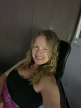 Snapshot of Leyna_liu chatting on March 19, 2025, 11:03 pm Leyna liu online show from March 19, 2025, 11:03 pm