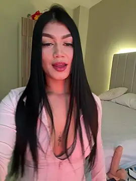 EmmaMartiinez online show from May 5, 2026, 9:01 pm