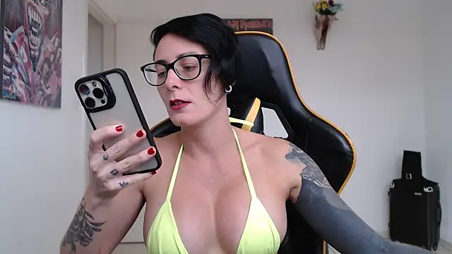 CrisBathoryxxx online show from December 22, 2024, 7:52 pm