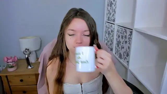 GraceLips online show from November 1, 2025, 6:37 am