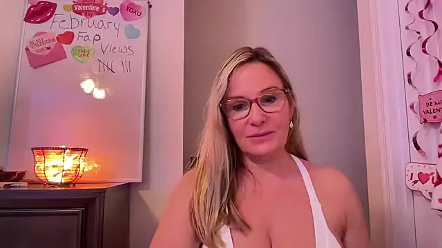 Snapshot of Milf_Goddess chatting on February 11, 2025, 8:15 am Milf Goddess online show from February 11, 2025, 8:15 am