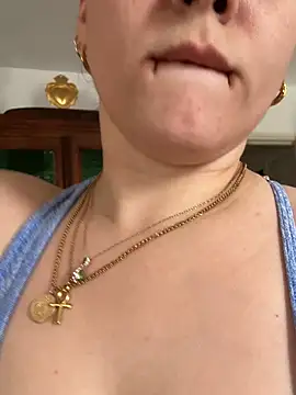 Luccreccia  online show from March 12, 2026, 11:38 am