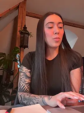 emiliasommer online show from December 4, 2025, 3:10 pm