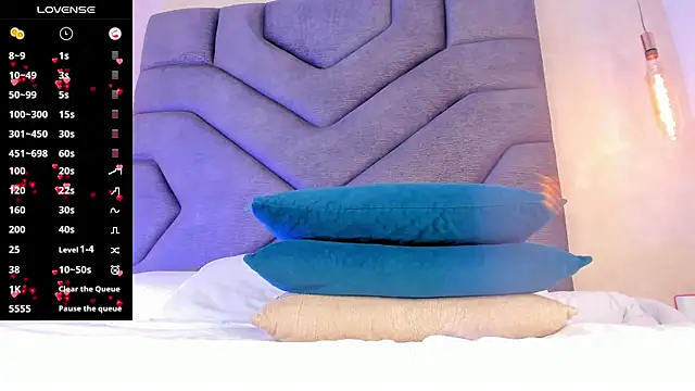 Snapshot of AilishBenson chatting on October 30, 2025, 8:42 pm AilishBenson online show from October 30, 2025, 8:42 pm