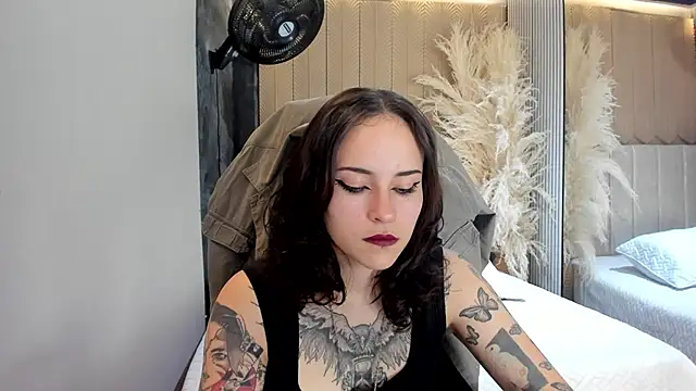 AnnyThompson  online show from April 18, 2026, 10:43 pm