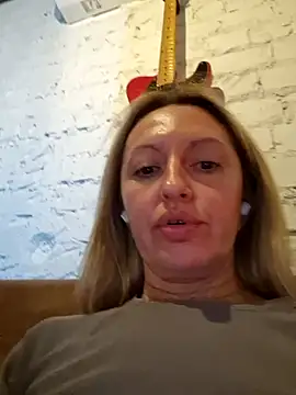 Miss    Mia  online show from September 28, 2025, 8:52 am