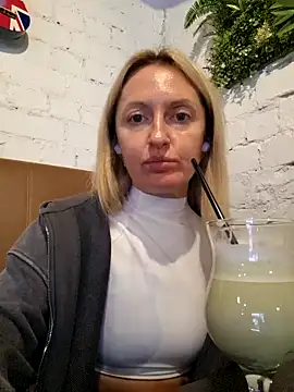 Miss    Mia  online show from October 2, 2025, 9:27 am