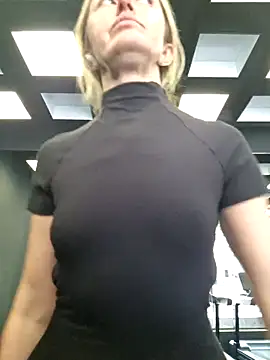 Miss    Mia  online show from November 28, 2025, 11:13 am