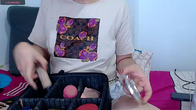 sofi-rojas1 online show from January 16, 2026, 8:51 am