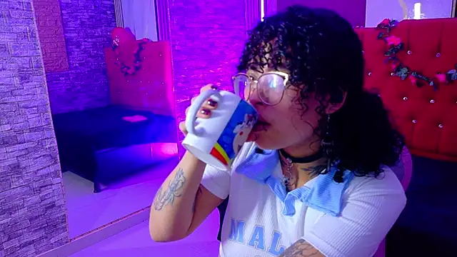 miahernadez303av online show from February 16, 2026, 3:02 am