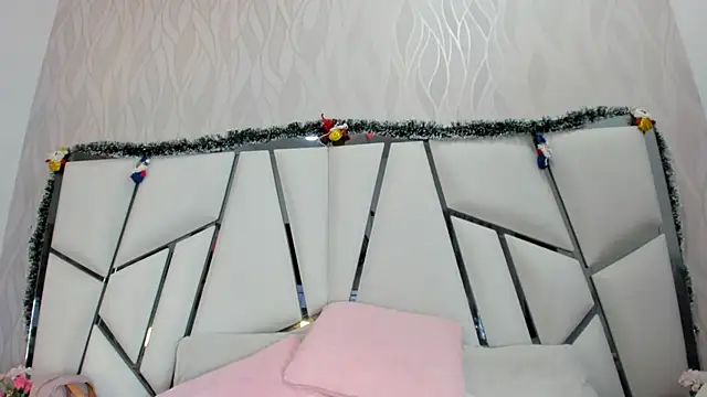  aurora18  online show from December 16, 2025, 3:11 am