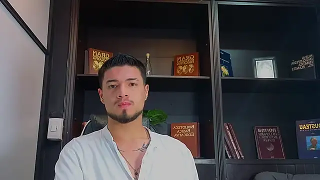 EdwardRoss  online show from September 29, 2025, 8:13 pm