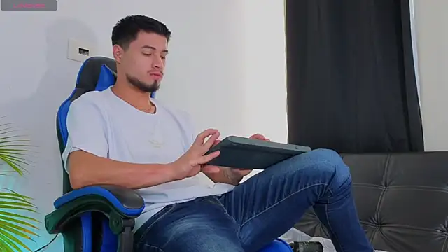 EdwardRoss  online show from November 11, 2025, 7:25 pm