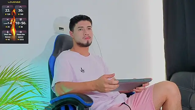 EdwardRoss  online show from December 4, 2025, 8:28 pm