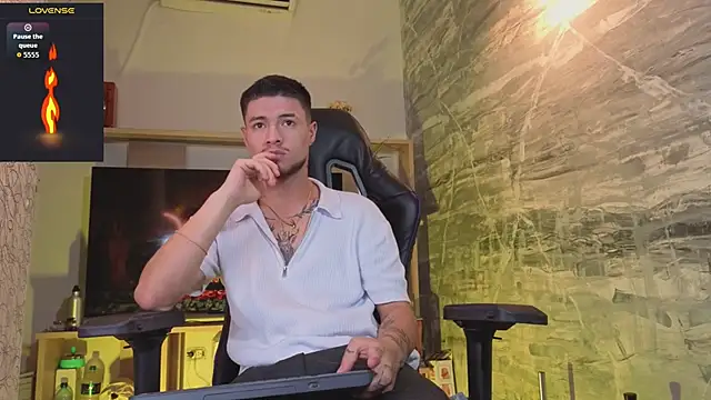 EdwardRoss  online show from June 12, 2026, 7:46 pm