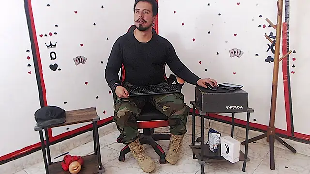 Snapshot of KalethBigDick chatting on October 15, 2025, 1:44 pm KalethBigDick online show from October 15, 2025, 1:44 pm