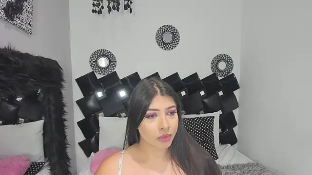 Miia Thompsonn online show from April 28, 2026, 7:41 pm