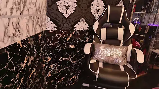 Snapshot of Luiza_Hammer chatting on February 14, 2025, 3:05 pm Luiza Hammer online show from February 14, 2025, 3:05 pm