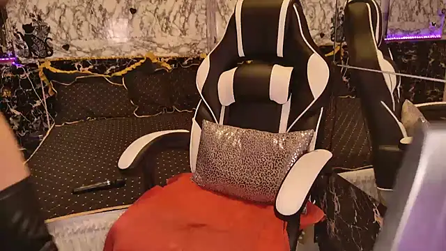 Snapshot of Luiza_Hammer chatting on March 17, 2025, 11:21 am Luiza Hammer online show from March 17, 2025, 11:21 am