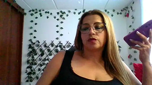 Snapshot of RossanaLionheart chatting on October 3, 2025, 10:18 pm RossanaLionheart online show from October 3, 2025, 10:18 pm