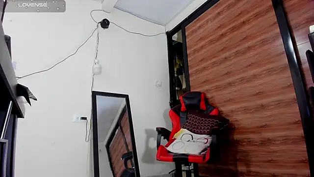 Snapshot of AlejoKhalifa_ chatting on October 4, 2025, 8:12 am AlejoKhalifa  online show from October 4, 2025, 8:12 am